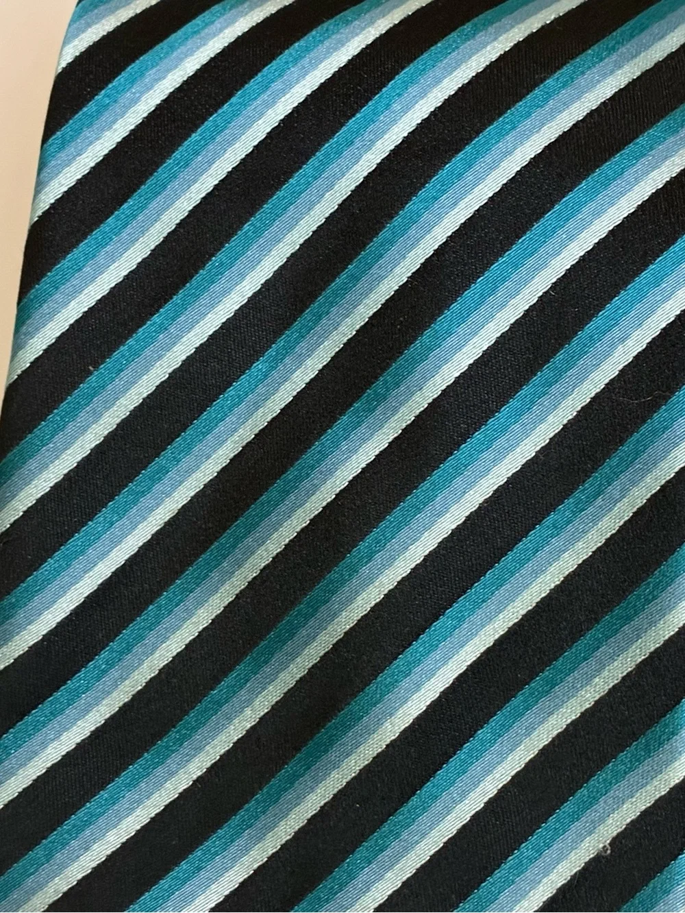 7- BCBG 100% Silk Men’s Neckties 3 MAXAZRIA & 4 ATTITUDE good condition 58”-61”